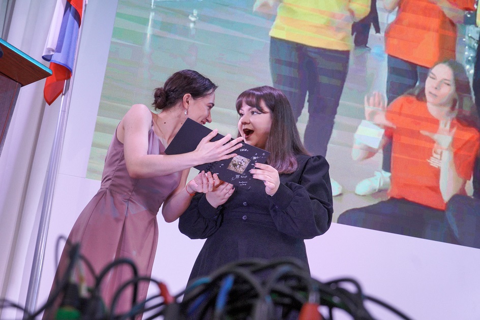 В ЮУрГГПУ вручили стипендию имени Дмитрия Быкова выпускникам